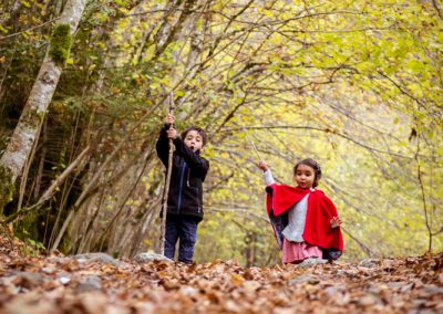 Enfants dans la forêt jouant