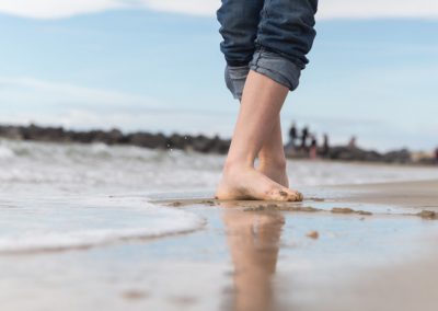 pied de petit garçon à la plage