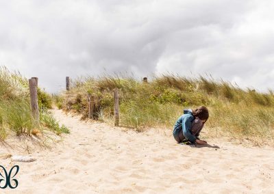 jeune garçon sur une plage la fée bleue photographie